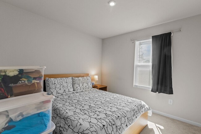 Building Photo - Spacious Home for Rent in Portsmouth!