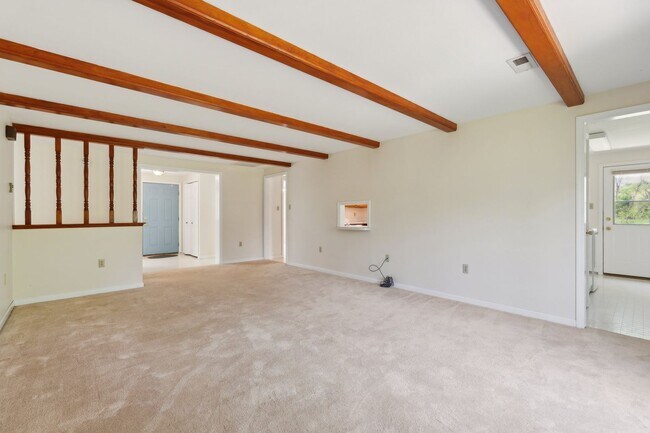 Building Photo - Charming One-Level Home Nestled Among Matu...