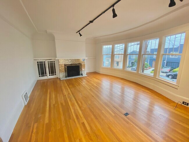 Living Area - 747 Head St