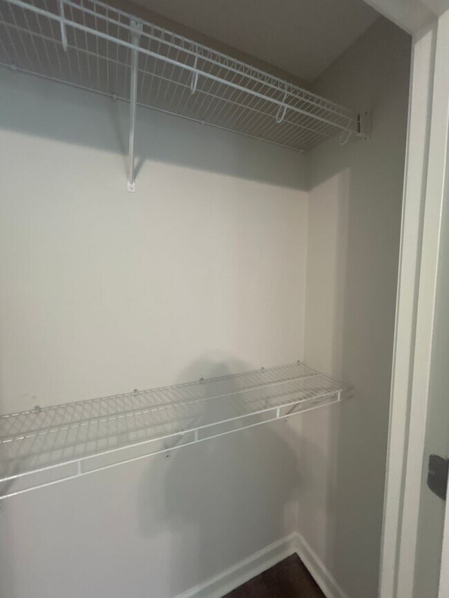 Building Photo - Three Bedroom Townhouse Available!