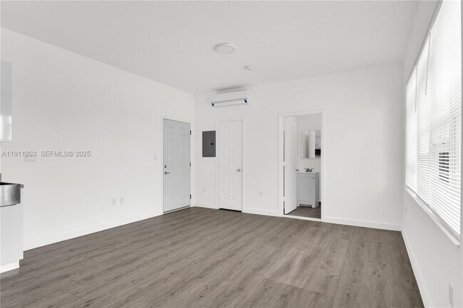 Building Photo - 402 NW 12th Ave