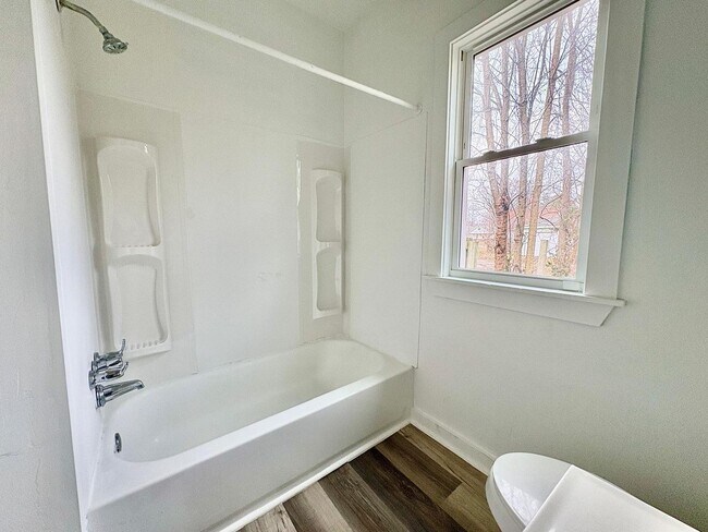 Building Photo - 2117 Bertrand St