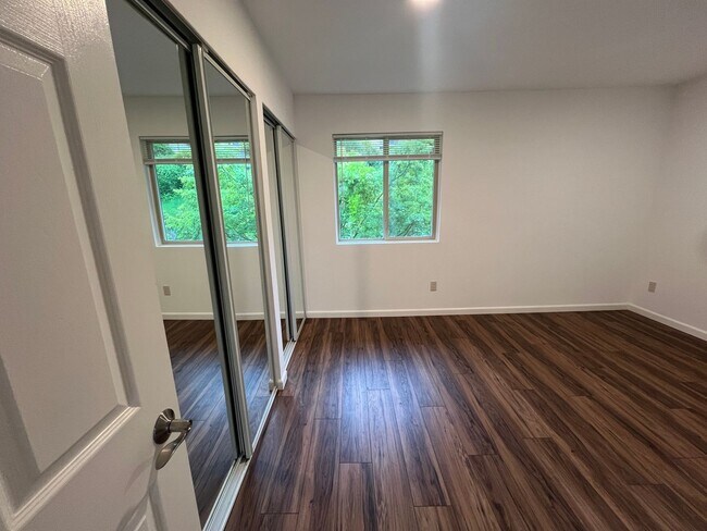 Building Photo - Renovated Top-Floor Condo in Prime Kirklan...