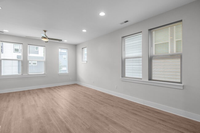 Building Photo - 570 W End Dr