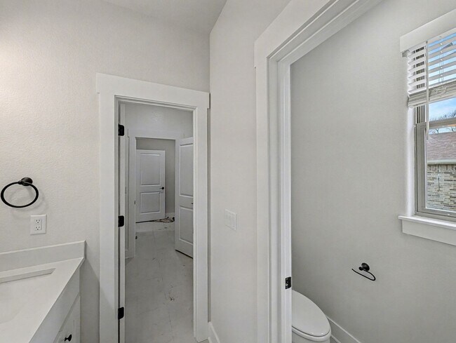 Building Photo - Beautiful New Build with Style