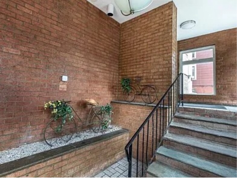 Building Photo - 94 Beacon St