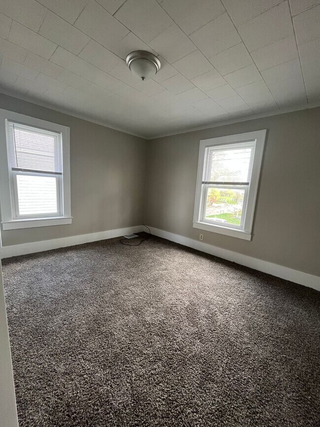 Building Photo - Stunning 3 bedroom, 2 bathroom two story h...