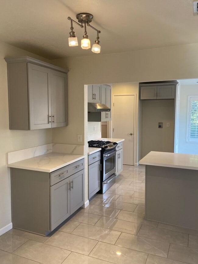 Building Photo - Folsom 3 Bdrm, 2 bath