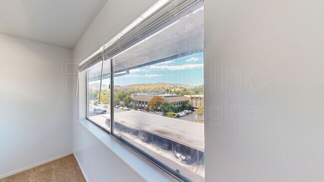 Building Photo - 827 Las Gallinas Ave