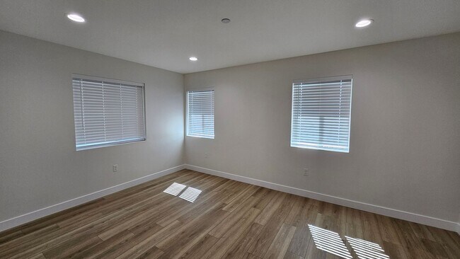 Building Photo - PLACE-NLO8655