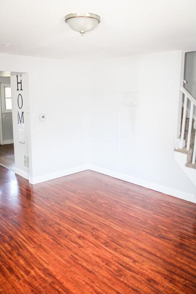 Building Photo - Stunning 3-Bedroom Home with Modern Amenit...