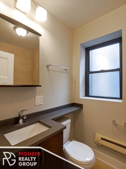 Building Photo - 429 W Roscoe St