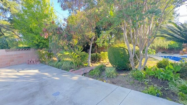 Building Photo - 403 S Lupin Ln