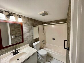 Building Photo - 511 W Kalmia Dr