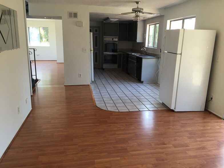 Building Photo - 5060 Leo St