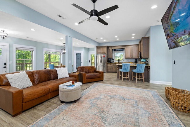 Building Photo - 930 Loring Mill Rd