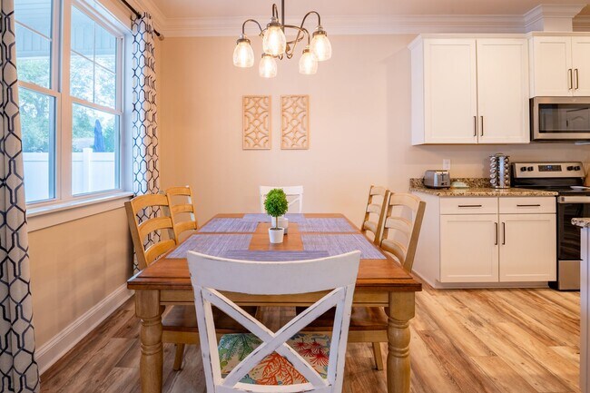 Building Photo - FURNISHED OFF-SEASON MONTHLY RENTAL-STARTING DECEMBER