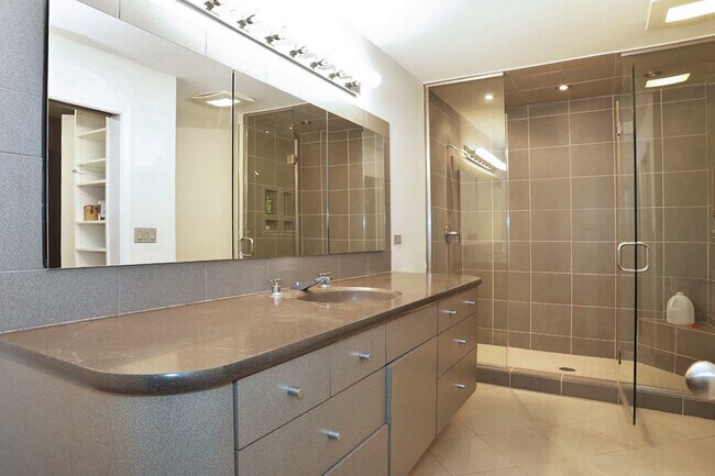 Building Photo - 966 N Auburn Woods Dr