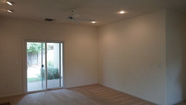 Building Photo - Spacious 3 bedroom 2 bath home in Rancho Cordova!!