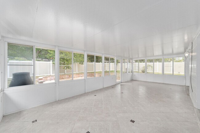 Building Photo - Beautiful 3/2 in Forest Ridge