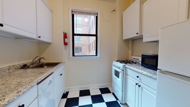 Building Photo - Foggy Bottom Efficiency W/Roofdeck & Garde...
