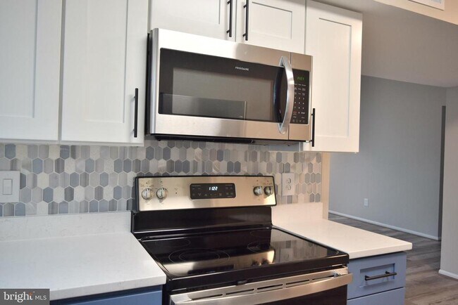 Building Photo - 12121 Chaucer Ln