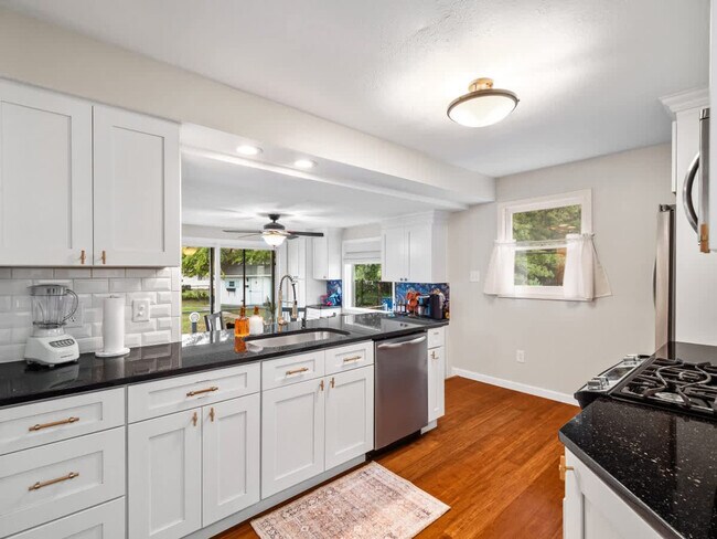 Building Photo - 386 Walworth Ave