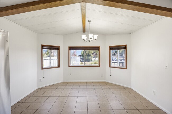 Building Photo - 614 S Andes Rd