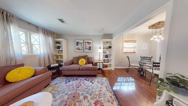 Building Photo - Super Cute One Level Home 1 mile from Toom...