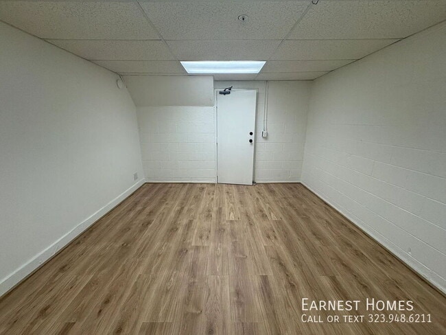 Building Photo - 18347 Saticoy St