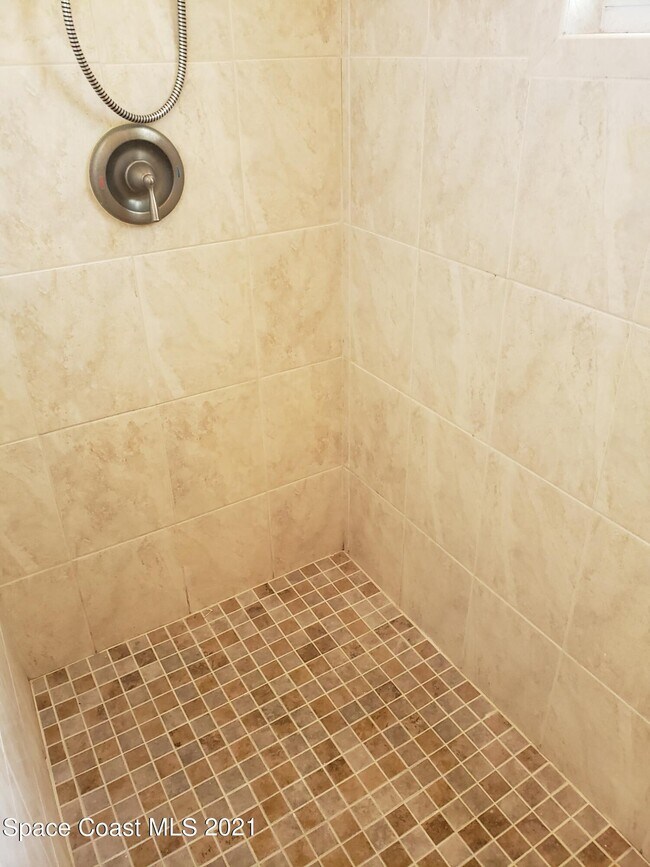 Building Photo - 2575 Palm Lake Dr