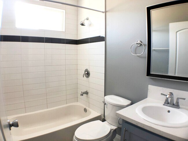 Building Photo - 410 Sloat St