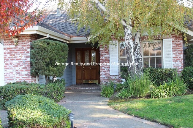 Building Photo - Top Of The Line Big 2/3 Bedroom Single Story Home Ready to Go!!!