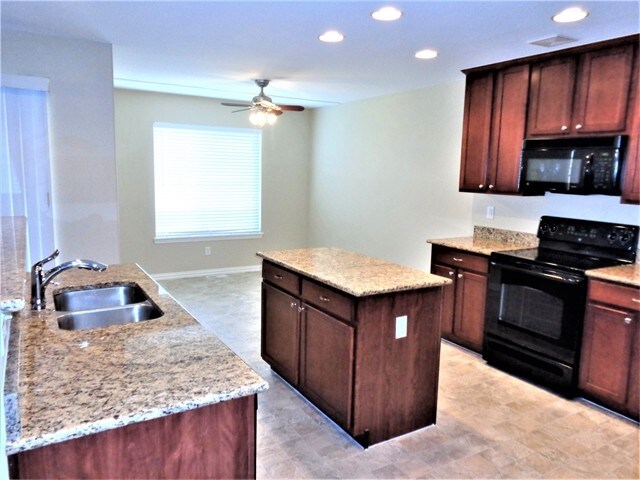 Building Photo - 2828 S Killarney Way