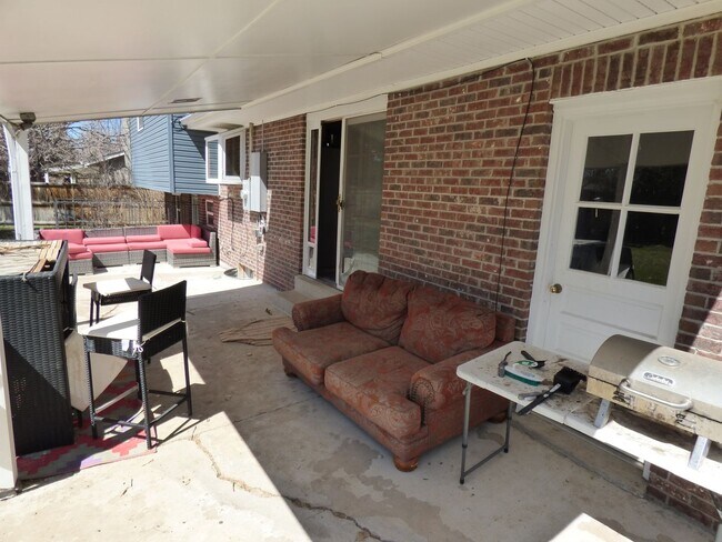 Building Photo - $0 DEPOSIT OPTION. SPACIOUS TRI-LEVEL HOME...