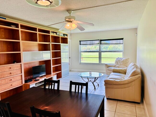 Building Photo - 2900 N Palm Aire Dr