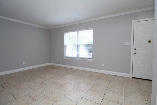 Building Photo - Updated Northeast Pensacola 3BR End-Unit Townhome Near UWF & Cordova Mall with Fresh Paint, New C...
