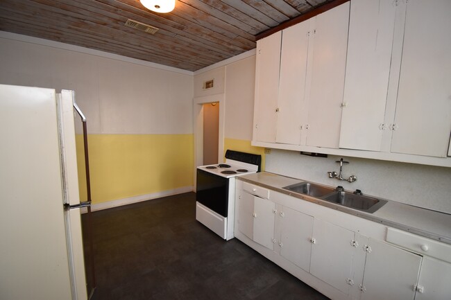 Building Photo - 1 Bedroom Duplex with Lots of Updates!