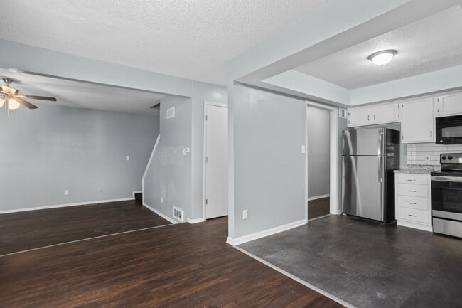 Building Photo - 642 NW Valleybrook Rd