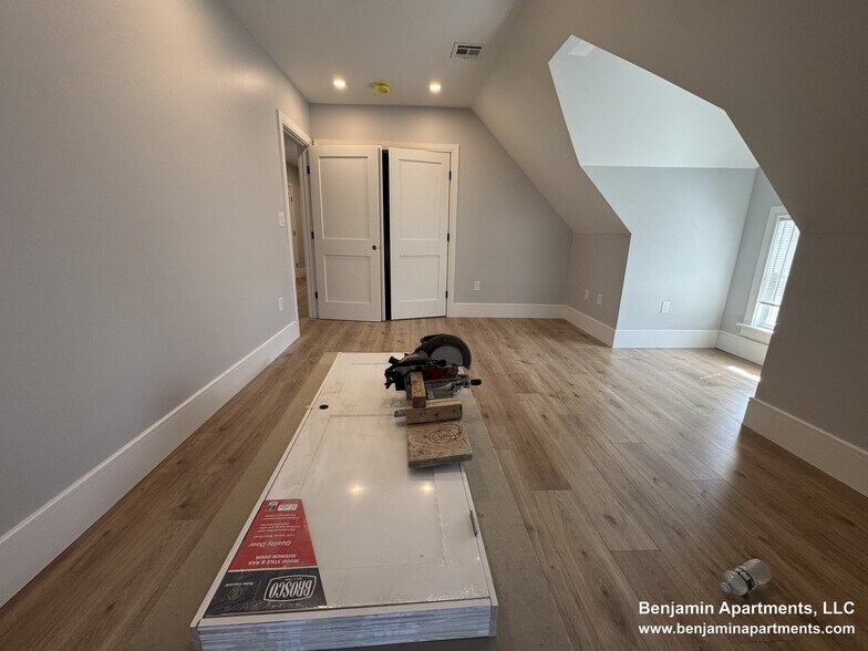 Building Photo - 28 Brooks St