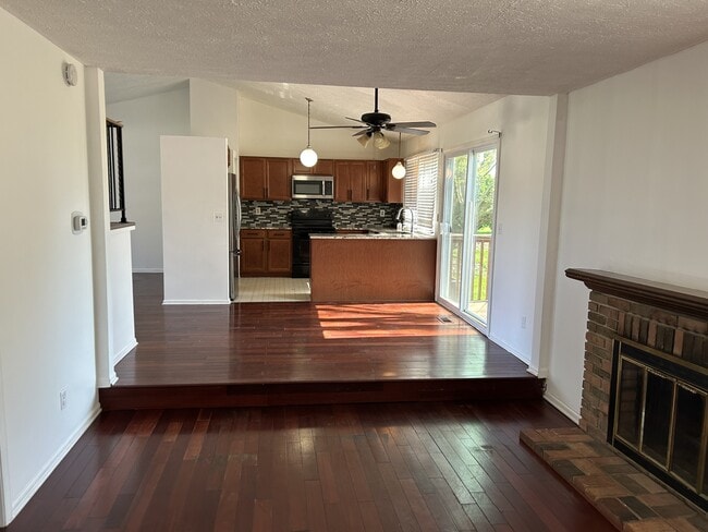 Building Photo - 530 Chesley Dr