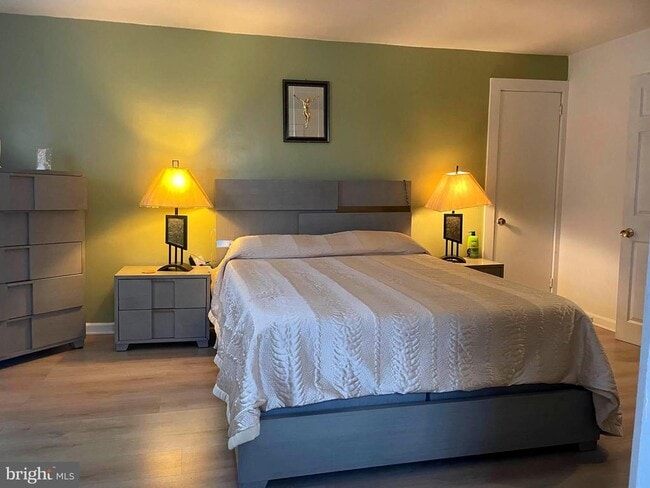 Building Photo - 695 W Kings Hwy