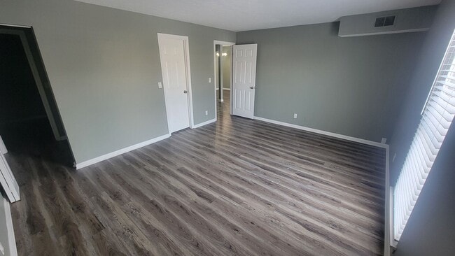 Building Photo - Elegant 1-Bedroom Condo Near Shelbyville Rd