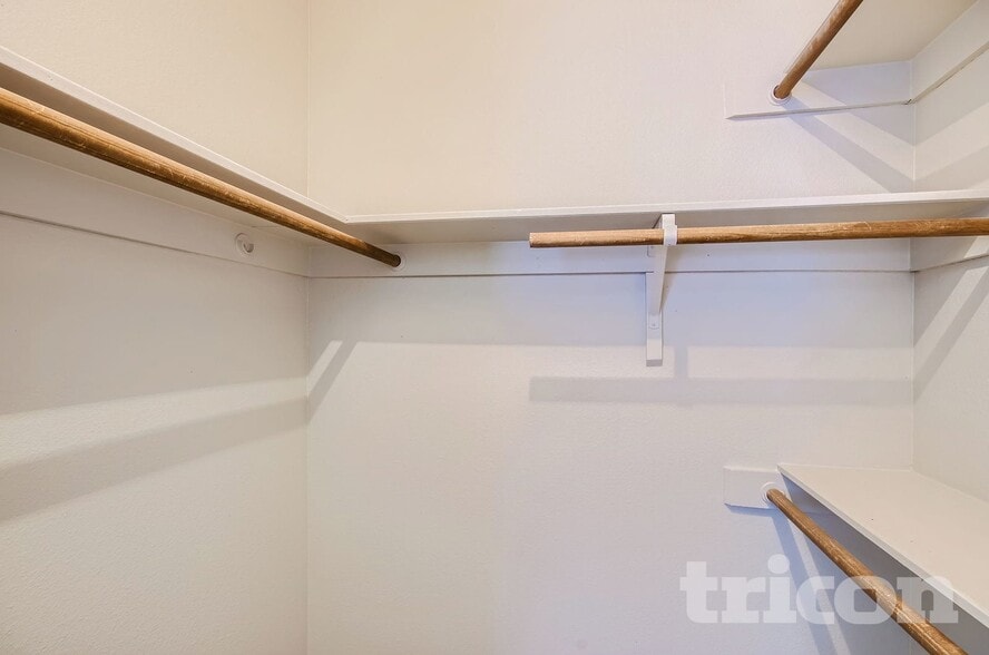 Building Photo - 4201 W Sunnyside Ave