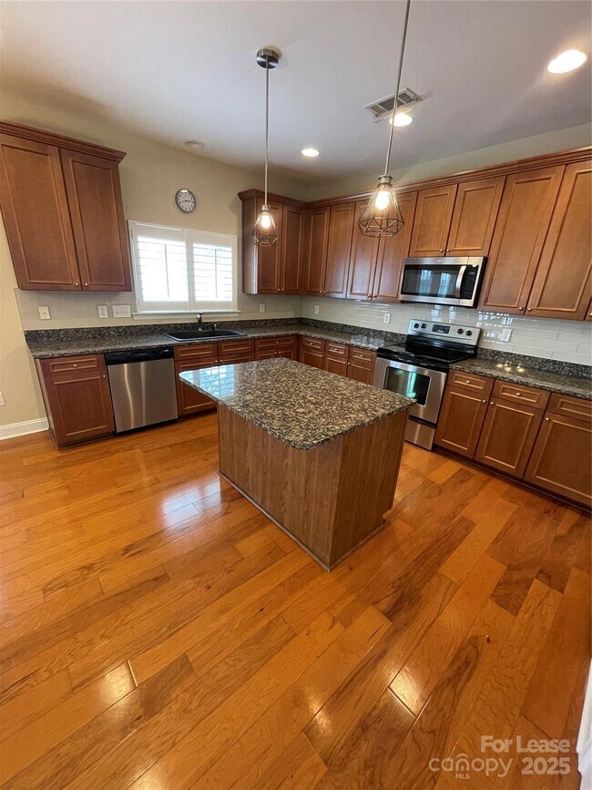 Building Photo - 120 Waterlynn Club Dr