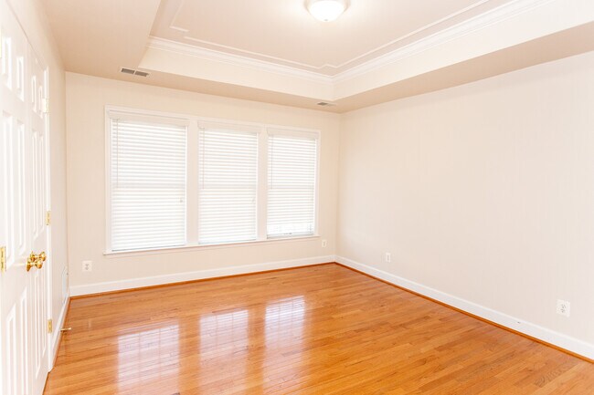 Building Photo - 2443 Huntington Park Dr