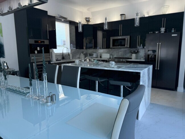 Building Photo - 830 Bailey St