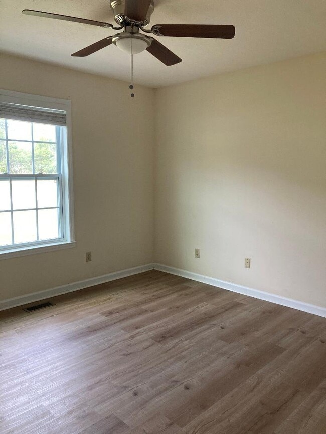 Building Photo - 606 Windcrest Dr