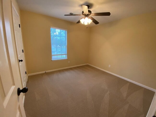 Building Photo - CUTE 3 BED 2 BATH HOME IN SPRING LAKE SUBDIVISION!!