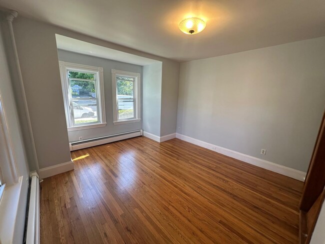 Building Photo - Updated Norwood 1st Floor Unit | Bright, S...